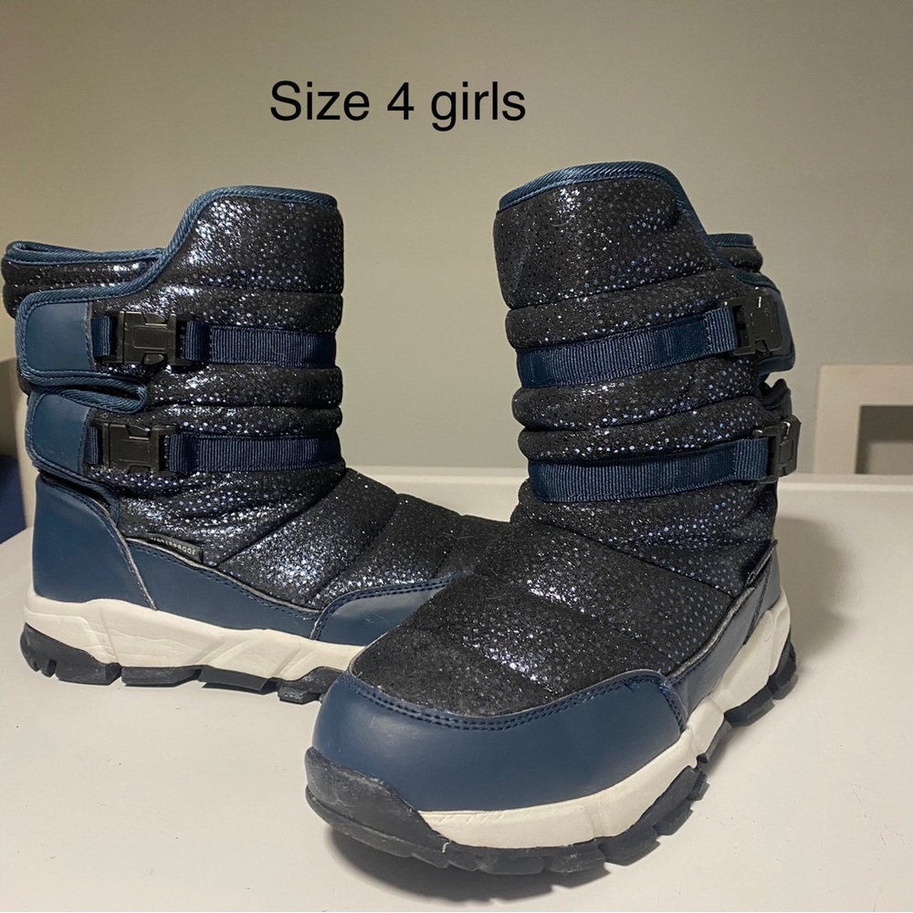 Girls blue snow boots size 4